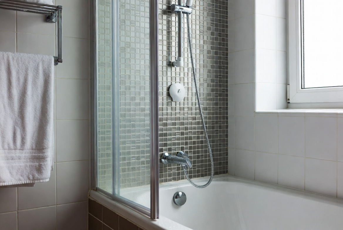 Bathroom Renovation UK 2025 — Spa Trends, Costs and What Really Goes Wrong