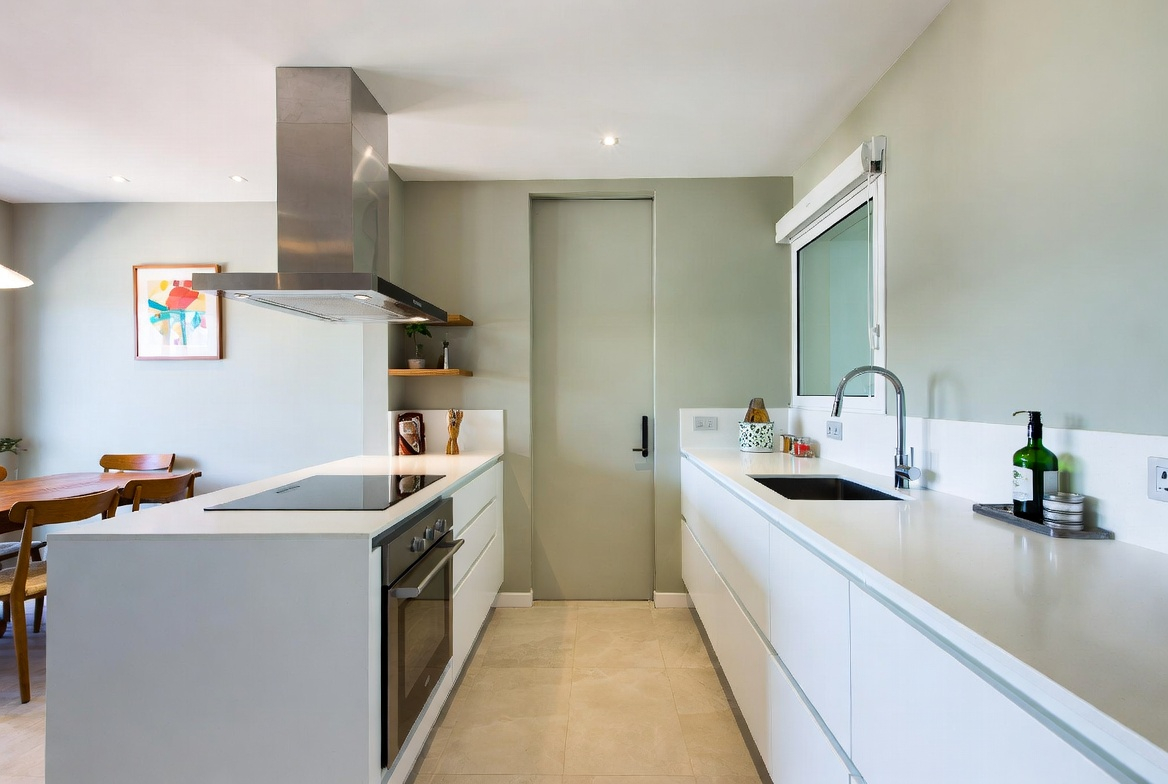 Modern UK kitchen renovation 2026 — open plan design, quartz worktops and warm earthy tones